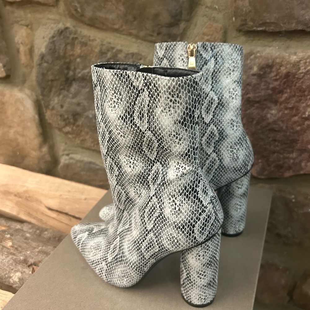 Booties Elegant Snakeskin Ankle by Fashion Nova Los Angeles very clean-5 1/2 M - Picture 2 of 7